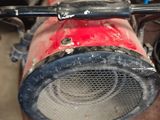 une machine rouge qui se trouve dans un garage