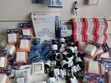 tout un tas d'appareils électriques posés sur la table