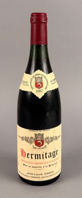 une bouteille de vin posée sur une table