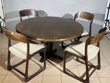 une table entourée de quatre chaises dans une pièce