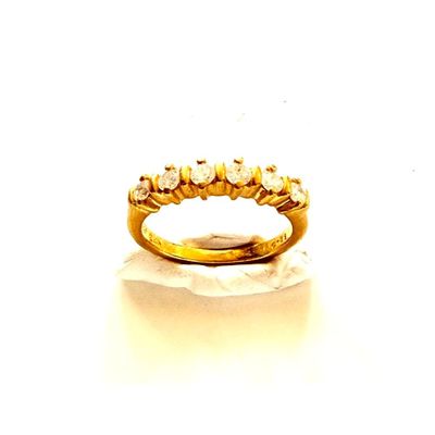 l'image d'une bague en or ornée de diamants