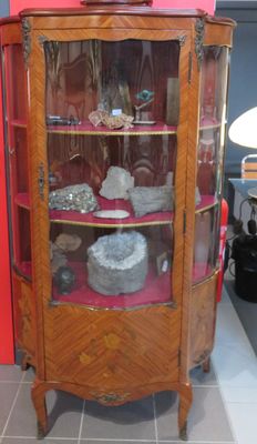 Vitrine galbée en bois de placage, marqueterie à décor flora…