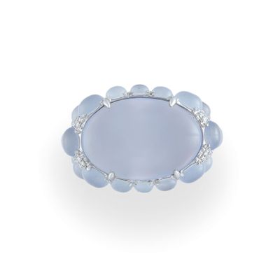 une bague en jade bleu et diamants, signée Van Cleef