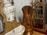 un vase et un bol posés sur une table à côté d'un rouet