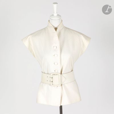 une photo d'une veste blanche pour femme posée sur un mannequin