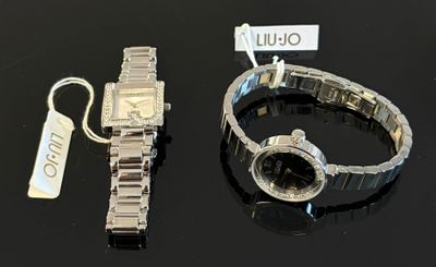 deux montres et un bracelet posés sur une table