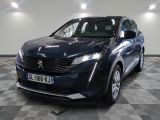 la voiture bleue est garée sur un sol en damier dans le garage