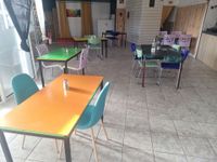 Mobilier du restaurant comprenant grande table haute, 7 tabo… (photo 4)