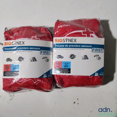 Deux sachets de pansements de premiers secours sont posés sur une table