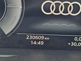 le tableau de bord d'une voiture, avec un compteur indiquant la vitesse du véhicule