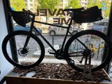 un vélo exposé dans une vitrine