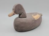 un petit canard posé sur une table