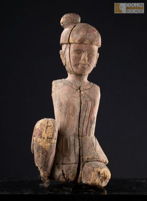 statue d'une femme assise sur une surface noire, avec un fond noir