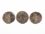 trois pièces d'argent, dont l'une est une pièce romaine et l'autre est une pièce romaine