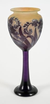 GALLE - Vase de forme calice en verre multicouche, décor dég…