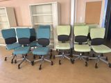 Plusieurs chaises de bureau sont alignées en rang devant une bibliothèque