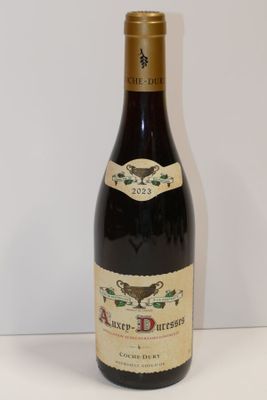 l'image d'une bouteille de vin posée sur une table