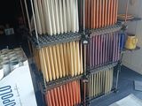 de nombreux parapluies de différentes couleurs sur un porte-parapluies dans un magasin