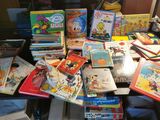 beaucoup de livres pour enfants qui se trouvent sur la table