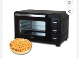 une photo d'un four grille-pain avec une pizza posée devant