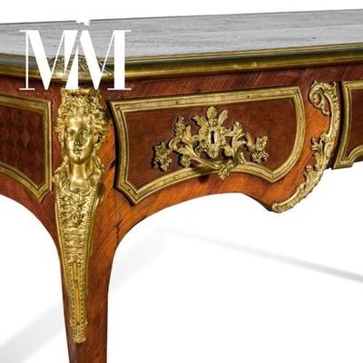 une table dont le plateau est en marbre
