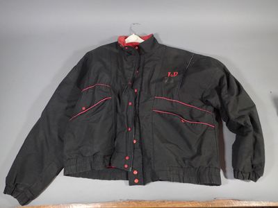 Whisky J&B. Blouson noir floqué "A J&B pour la nuit" dans le…