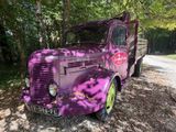 un camion violet garé sur le bord de la route