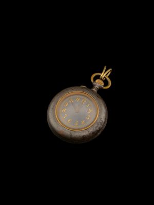 Montre de poche avec chiffres romains et chiffres romains sur le cadran