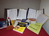 beaucoup de livres de musique posés sur une table rouge