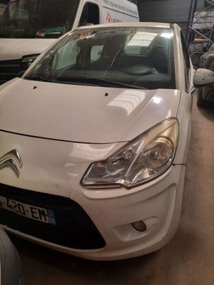 une voiture blanche garée dans un garage