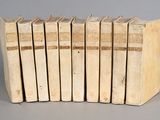 six livres sont alignés sur une surface grise
