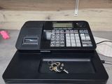 une caisse enregistreuse posée sur un comptoir