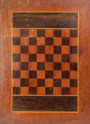 un gros plan d'un échiquier en bois posé sur une table