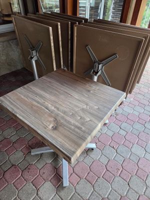 une table en bois sur laquelle deux portes sont ouvertes