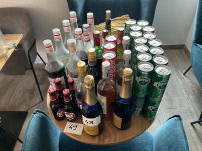 de nombreuses bouteilles d'alcool posées sur une table dans le salon