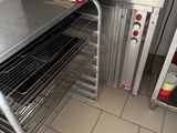 une pizza qui cuit dans le four de la cuisine