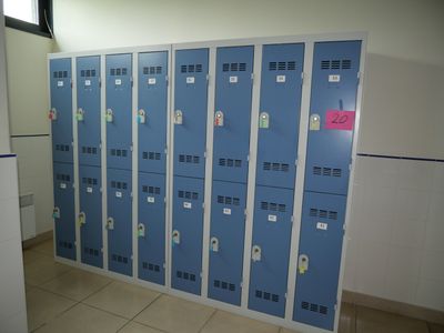 4 armoires vestiaires 8 casiers avec clefs, en l'état