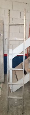 une échelle adossée au mur d'une pièce