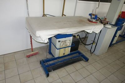 une table sur laquelle est posé un matelas, dans une pièce