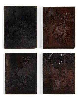 quatre morceaux de bois présentant des motifs différents sur un fond blanc