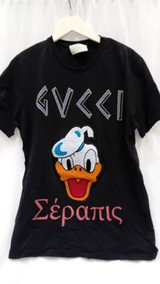 t-shirt noir orné d'un canard de dessin animé portant une toque de chef