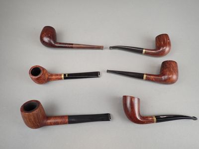un ensemble de quatre porte-tubes posés sur une table