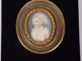 un portrait miniature ancien représentant une femme, dans un cadre doré