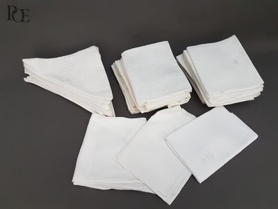 six serviettes blanches sont empilées les unes sur les autres sur une table