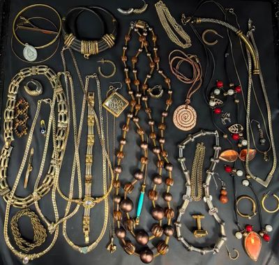 de nombreux colliers et bracelets différents disposés sur une table