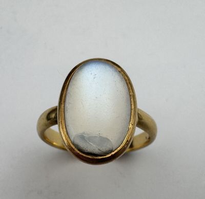 Une bague or 750 pierre de lune (accident) 5,2 gr brut