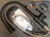 une photo montrant un aspirateur et d'autres objets posés par terre