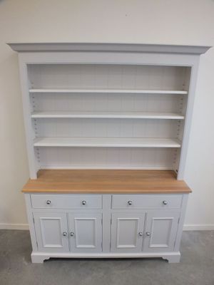une photo d'une bibliothèque blanche avec un plateau en bois