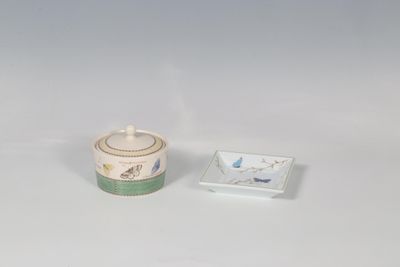 Ensemble comprenant : -BERNARDAU modèle "Papillons" Un vide …