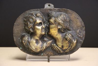 Bas-relief en bronze: le baiser des amours.